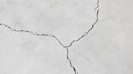 Thermal cracking concrete